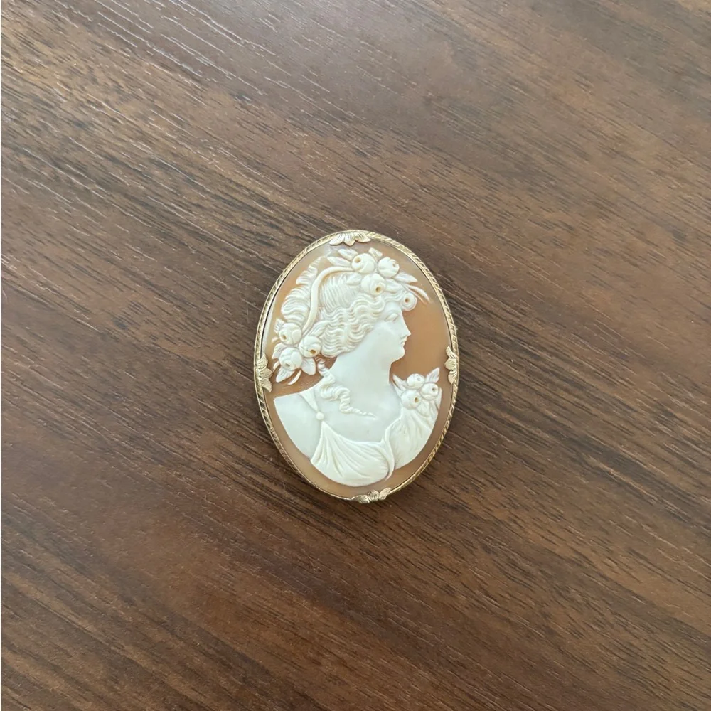Vintage Cameo Brooch - Picture 1 of 6